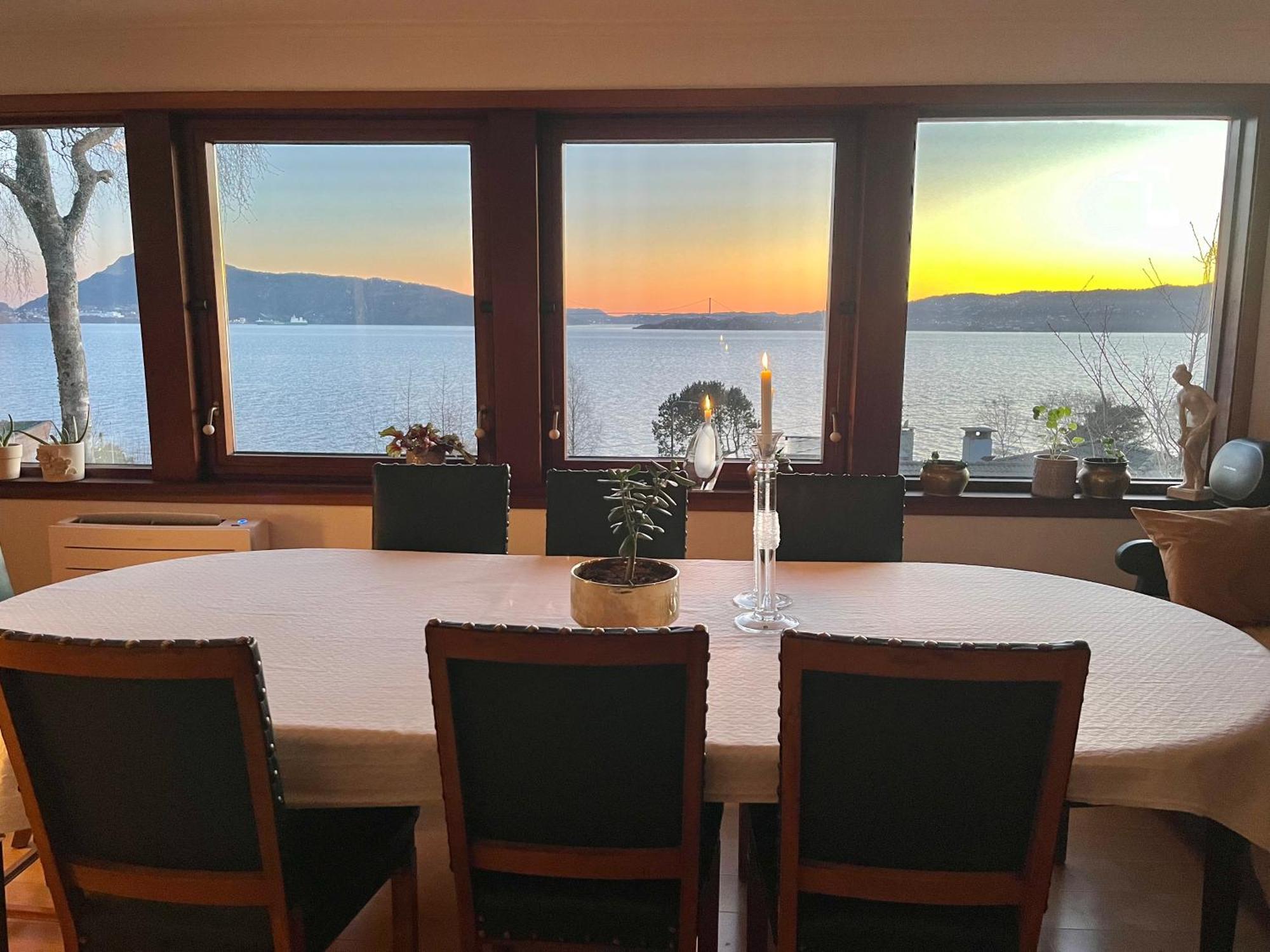 Med Panoramautsikt, Stor Uteplass Og 100 M Fra Badestrand Bergen