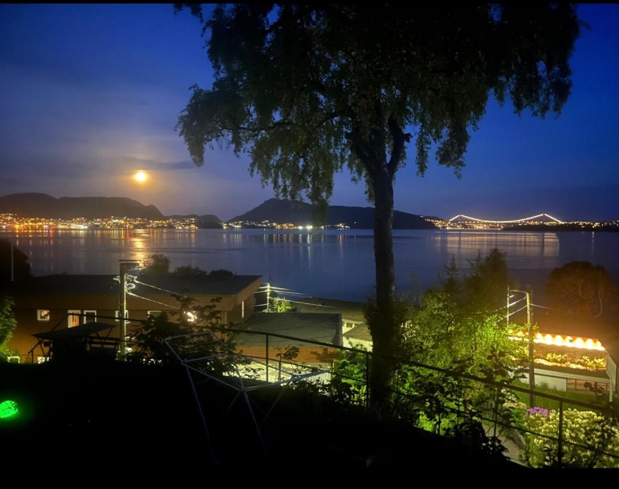 Villa Med Panoramautsikt, Stor Uteplass Og 100 M Fra Badestrand *